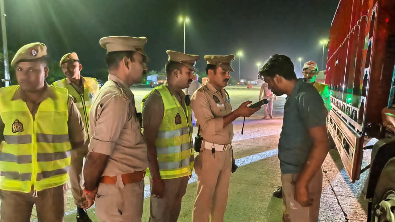 Fatehabad police checking vehicles during anti-drunk driving campaign on Agra-Lucknow Expressway