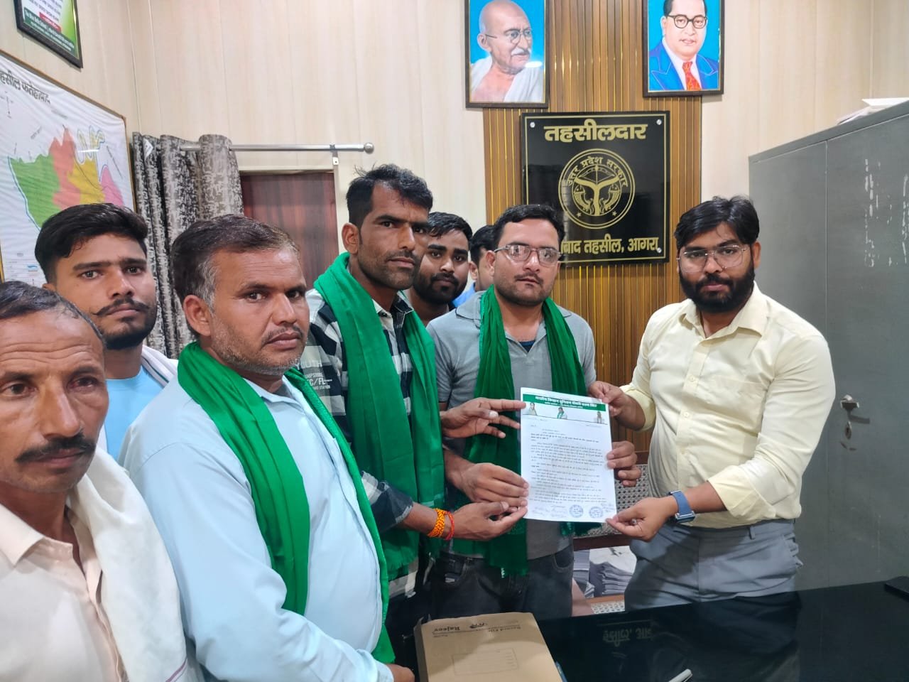 BKU Chaudhary Charan Singh leaders and farmers submitting a memorandum in Fatehabad demanding compensation for rain-damaged moong crops.