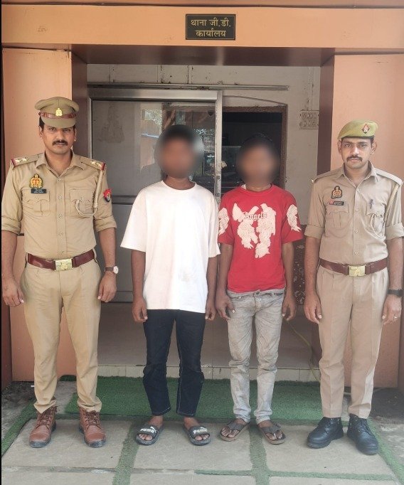Doki Police and surveillance team with two accused arrested in a goat theft case and recovered stolen goats in Agra district.
