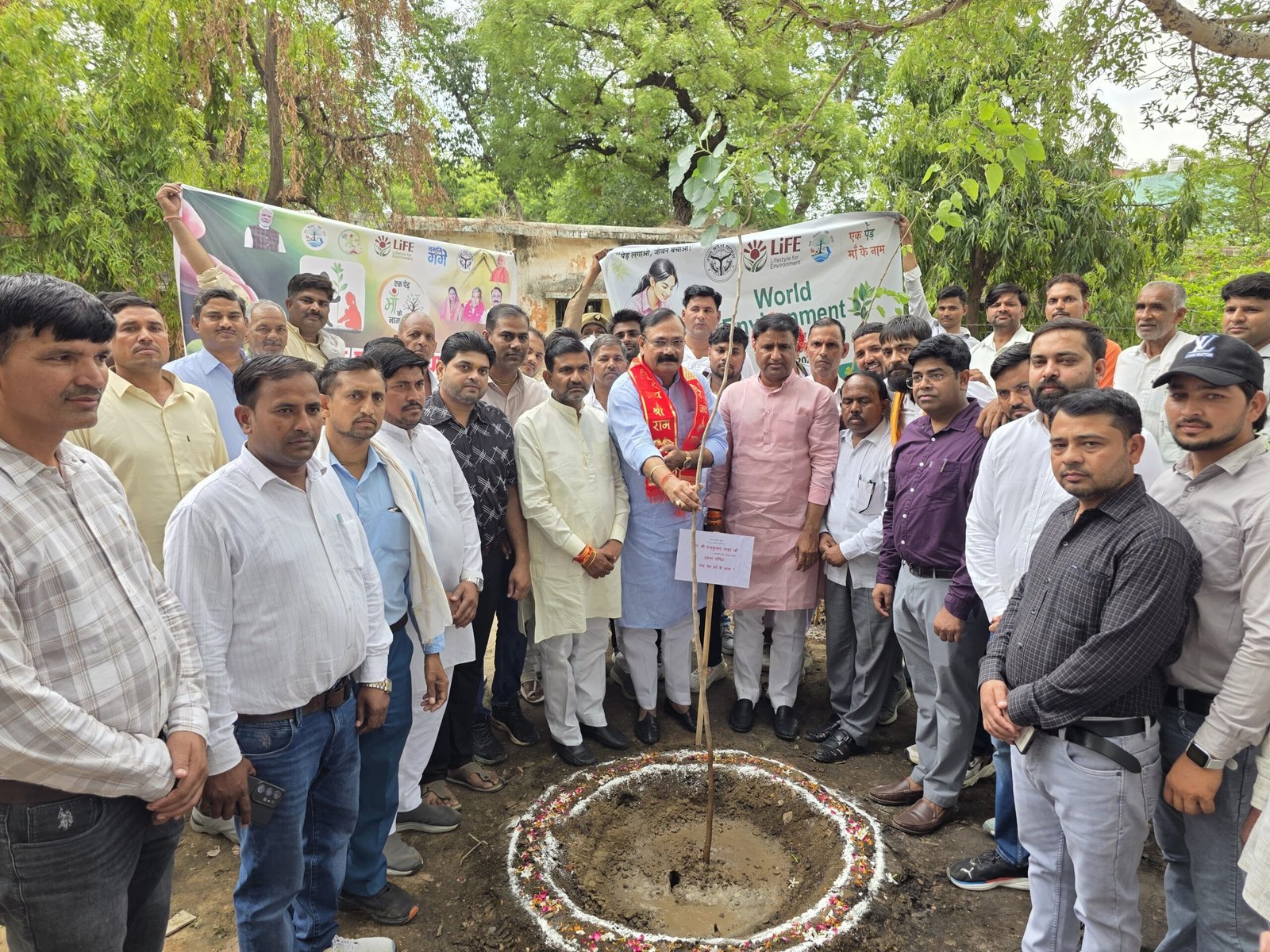 Public representatives and local residents planting trees during the Ek Ped Maa Ke Naam campaign in Fatehabad.