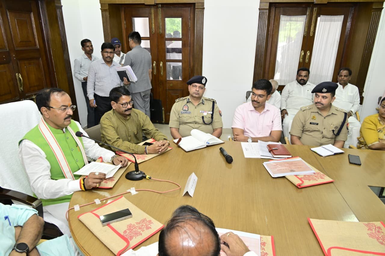 Uttar Pradesh Deputy Chief Minister Keshav Prasad Maurya addressing journalists during the National Journalists Conference at Dr. Bhimrao Ambedkar University in Agra.