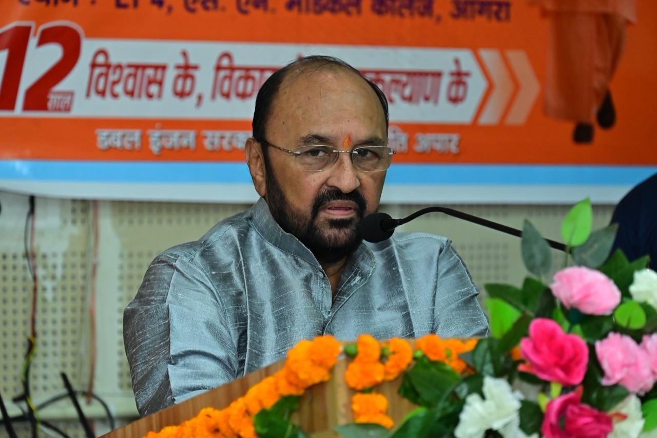 Doctors and dignitaries attending a seminar at S.N. Medical College, Agra, discussing 12 years of Narendra Modi government and healthcare reforms including Ayushman Bharat and medical education improvements.