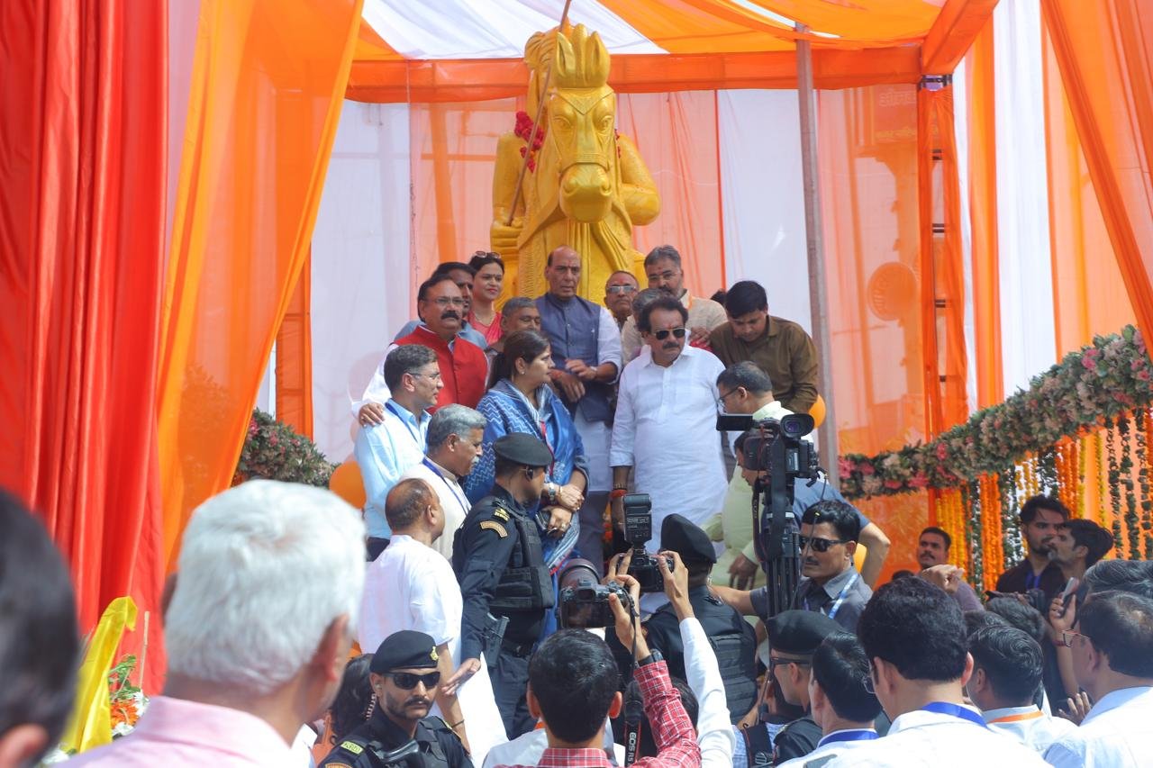 Defence Minister Rajnath Singh unveiling Maharana Pratap statue in Shamsabad Agra