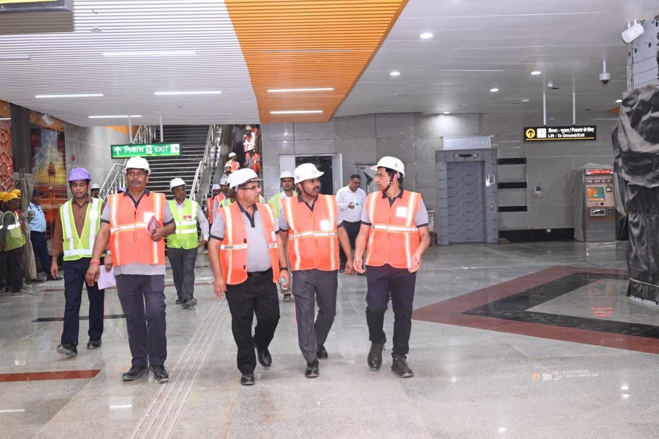 Senior officials inspecting Agra Metro Corridor-1 stations before passenger service expansion between Medical College and ISBT.