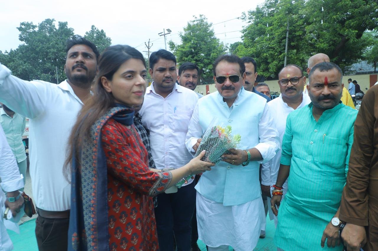 Union Minister Prof SP Singh Baghel inaugurating the Development Fair and Government Achievement Exhibition at BSNL Ground in Agra with public representatives and officials