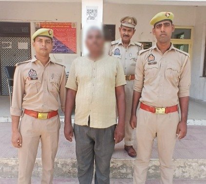 Wanted accused Ramnesh alias Banshi arrested by Fatehabad and Dauki Police in connection with an assault case in Chhvisa village, Agra.