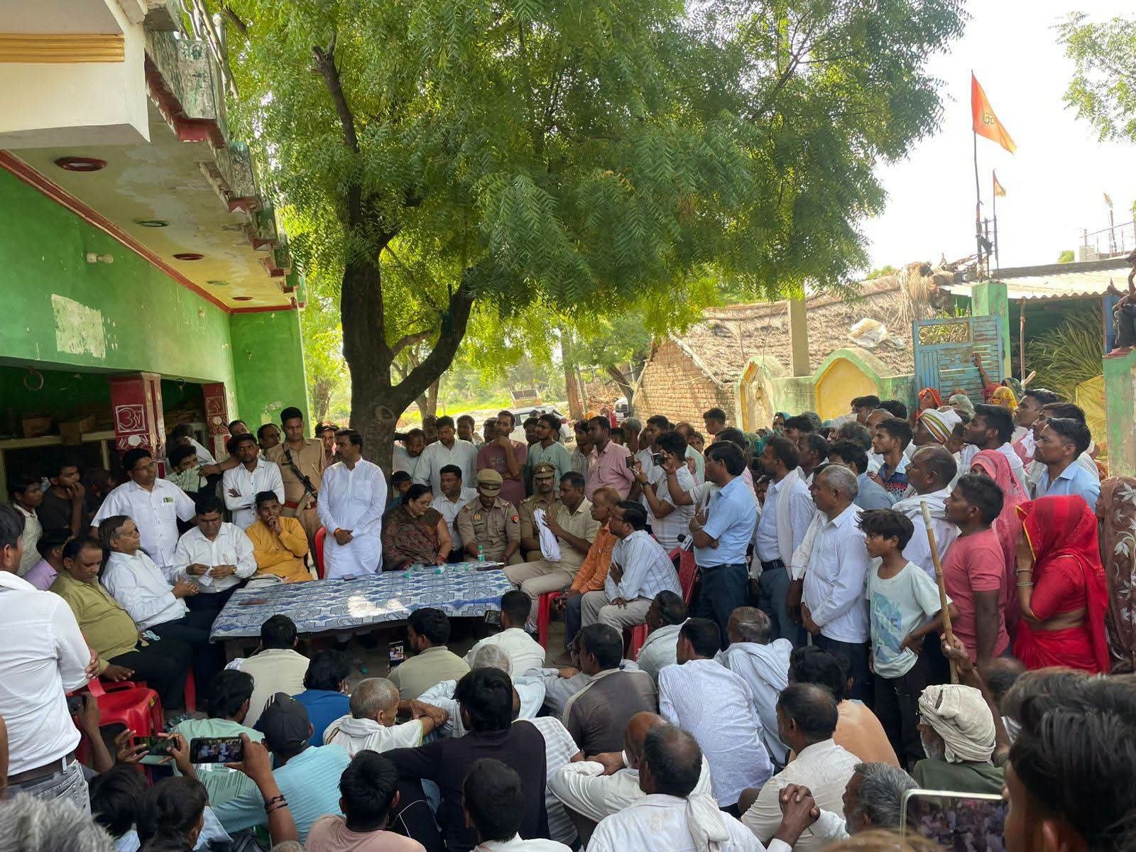 Former MLA Jitendra Verma and villagers meet Agra Police Commissioner regarding police action after the Fatehabad incident.