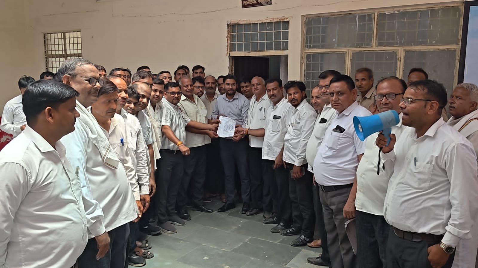Lawyers in Fatehabad submit a memorandum to the Tehsildar protesting the proposed paperless e-Registry system in Uttar Pradesh.