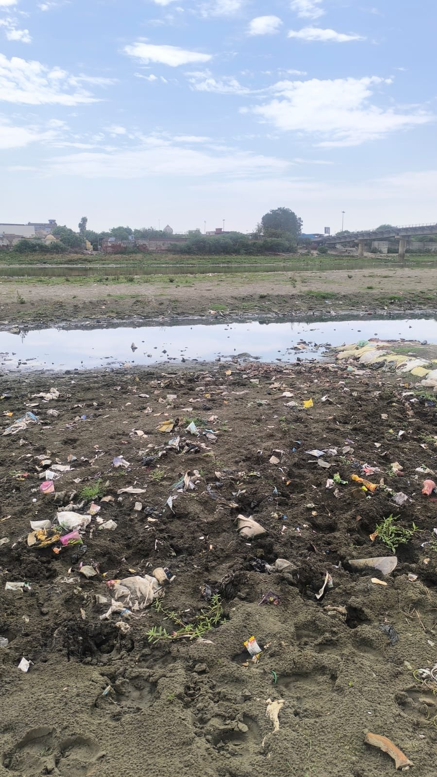 Yamuna River in Agra, highlighting the need for river conservation and the proposal to declare Agra as a Heritage City.