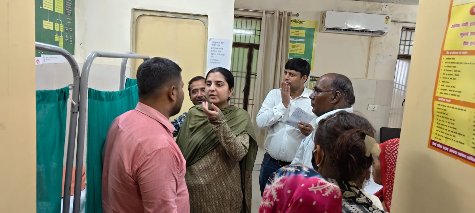 SDM Swati Sharma inspecting cleanliness, operation theatre, medicine store and hospital facilities during an inspection at CHC Fatehabad in Agra.
