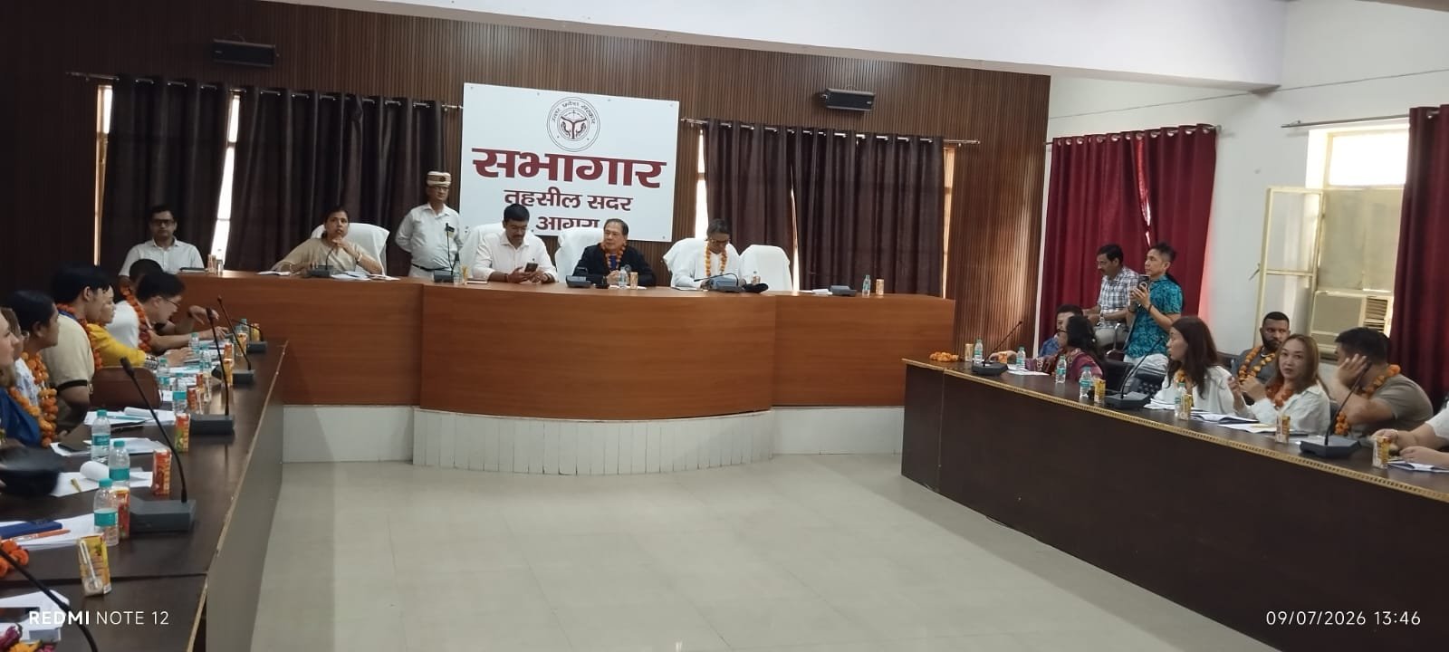 District Magistrate and District Election Officer Manish Bansal briefing a 65-member international election delegation from 23 countries during a presentation on India's electoral system in Agra.