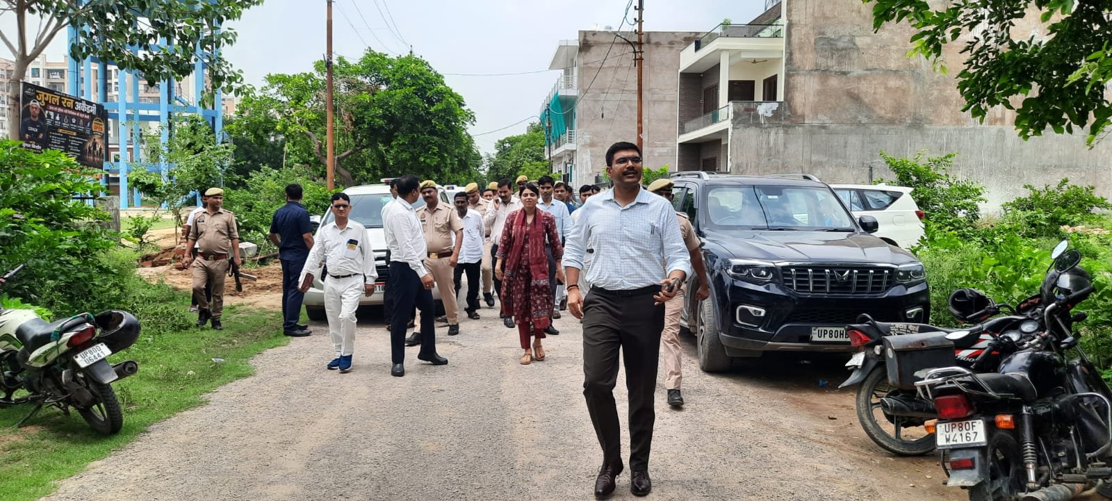 Agra District Magistrate Manish Bansal inspecting preparations for the Tree Plantation Maha Abhiyan 2026 at Shastripuram D-Block Park with senior officials.