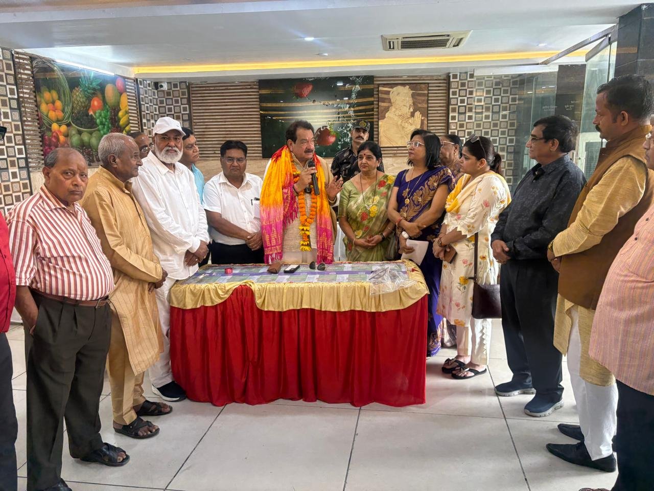 Chief guest felicitates blood donors during the National Blood Donation Camp organized by Mathur Vaishya Mahasabha and Mathur Vaishya Mandaliya Parishad in Agra.