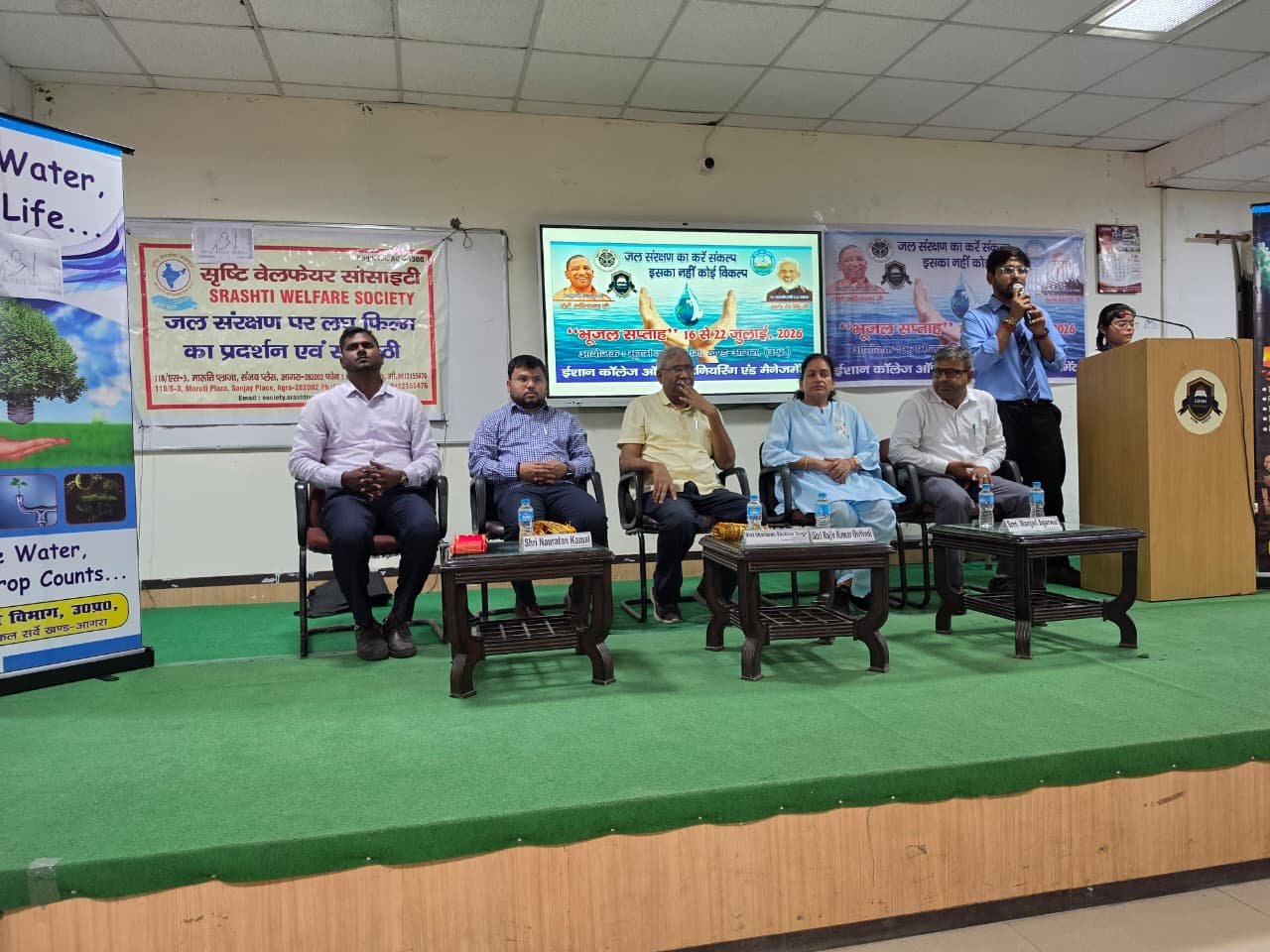 Officials, students, farmers, local residents, and tourists participate in a groundwater conservation awareness campaign and water conservation pledge during Groundwater Week 2026 in Agra, Uttar Pradesh.