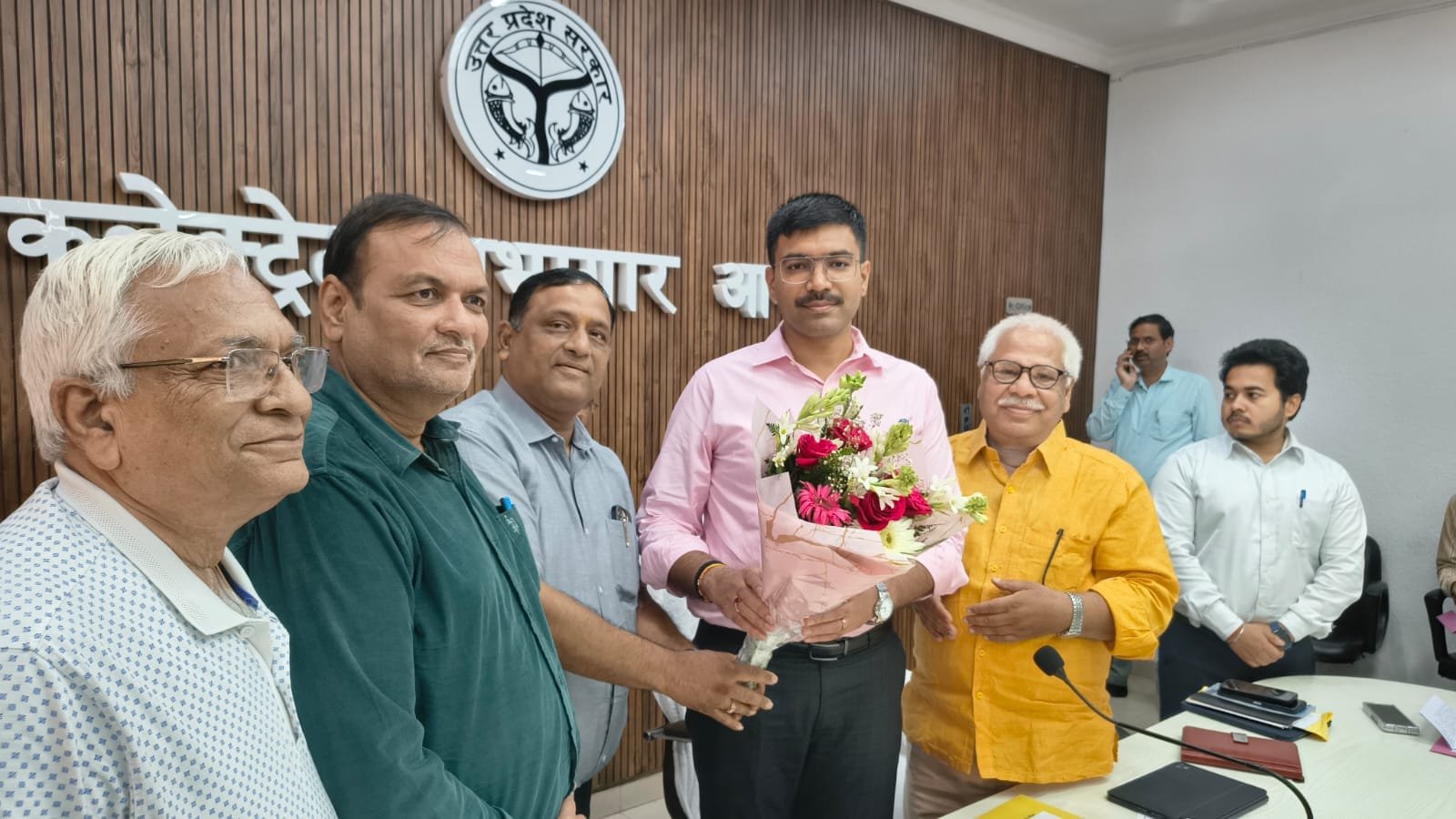 Agra Chamber delegation honoring District Magistrate Manish Bansal during a meeting on TTZ, UPSIDA charges, Bichpuri ROB, and Agra Bedai ODOC demand