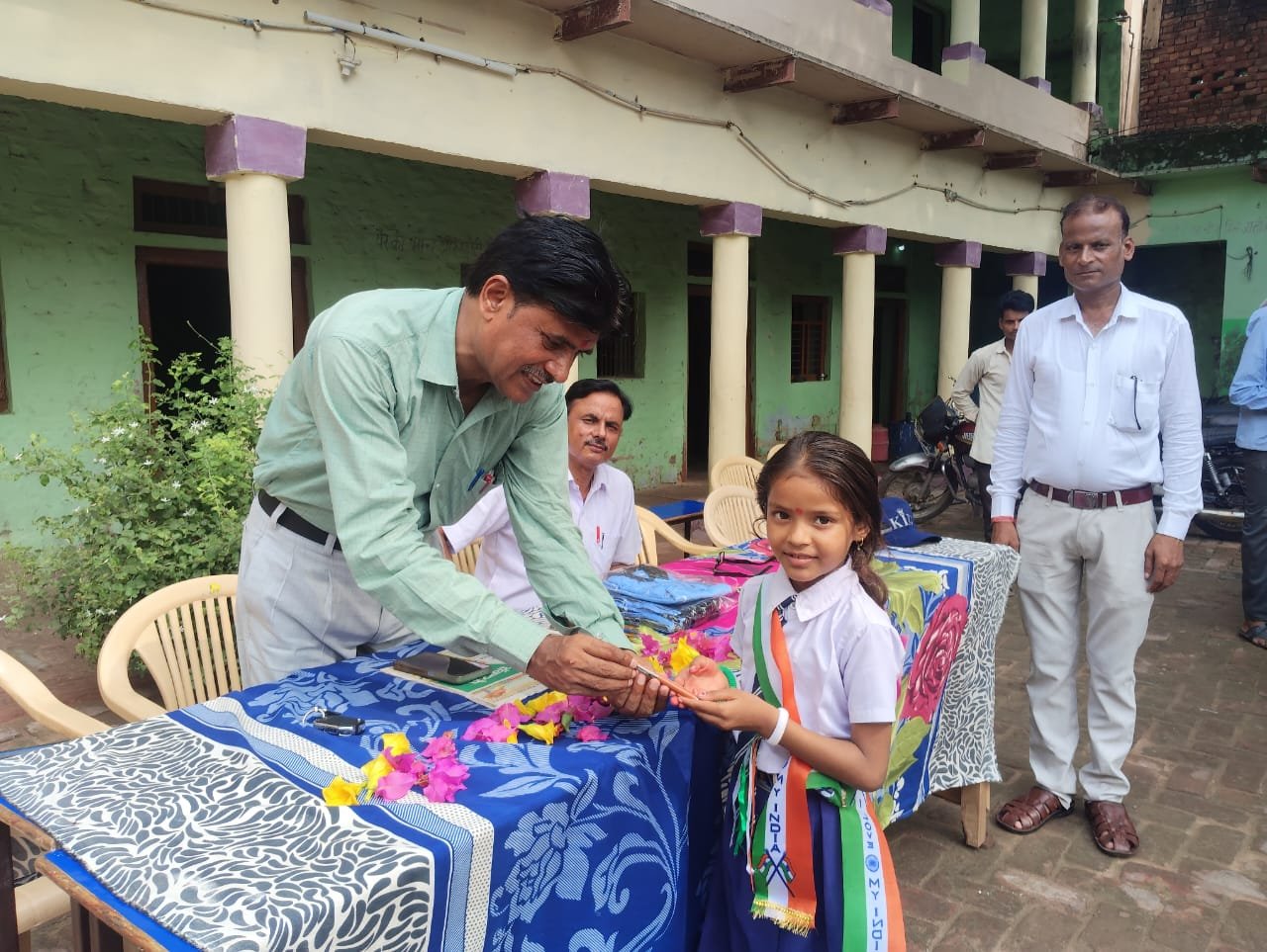 Principal honours a young girl student during Independence Day celebration in Agra
