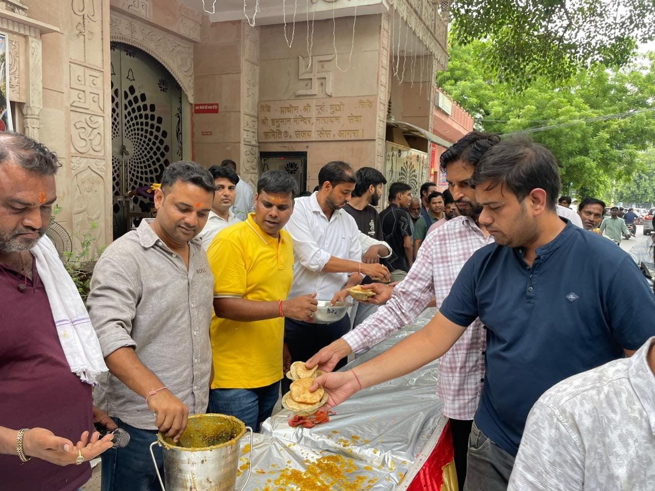 BM Computer organizes grand bhandara during Kailash Mela in Agra