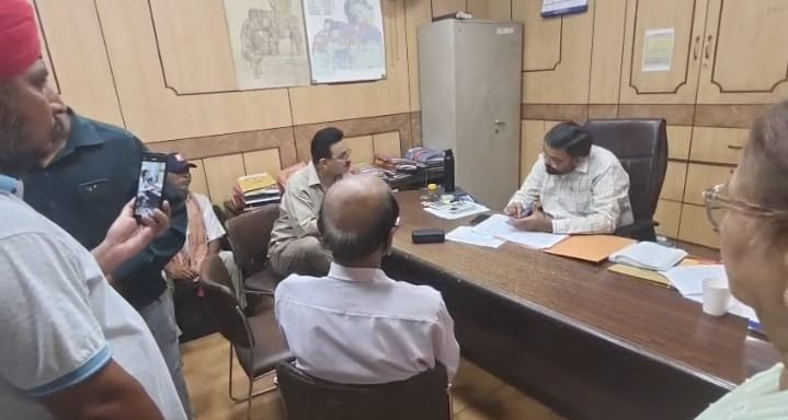 Cantonment residents protest over drinking water crisis at Agra Cantonment Board office