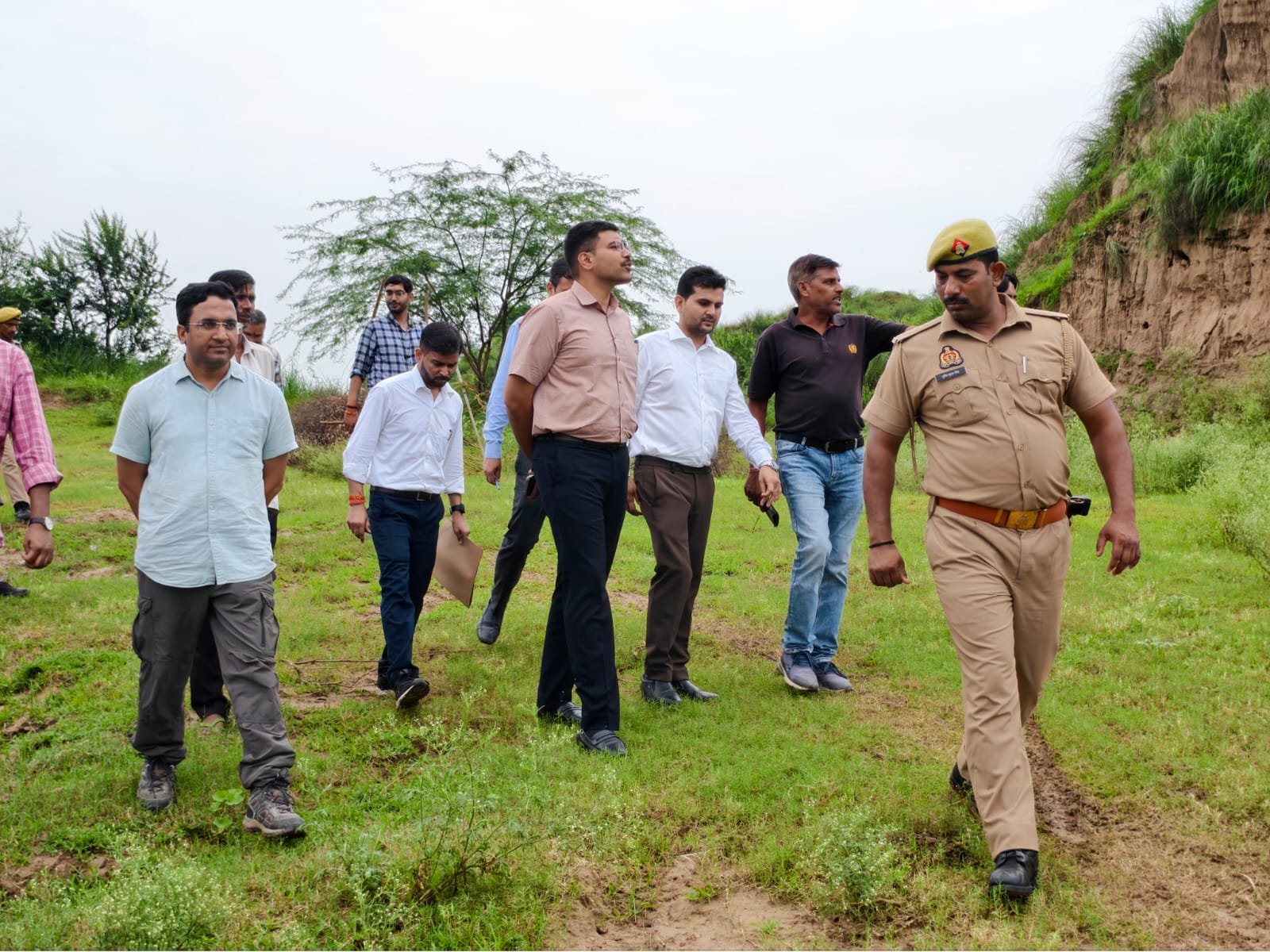 Agra DM Manish Bansal inspects Chambal River area to strengthen illegal mining monitoring