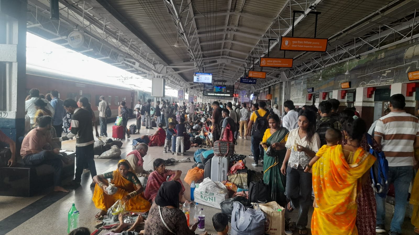 Raksha Bandhan crowd at Agra railway station and bus stand