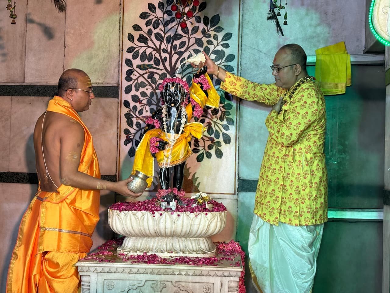 Shrinathji 108 Kalash Abhishek during Krishna Janmashtami at Manahkameshwar Math Temple Agra