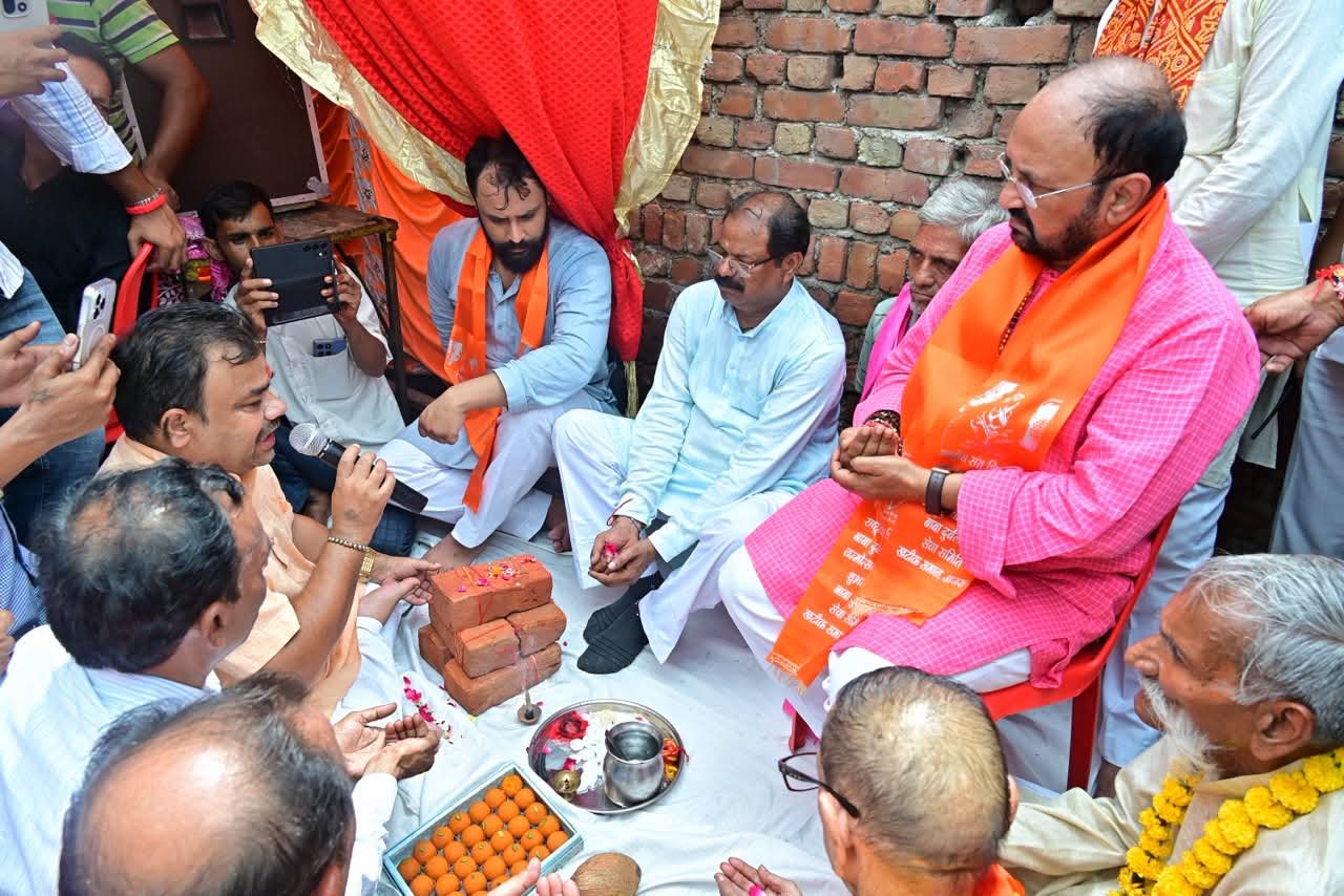 Cabinet Minister Yogendra Upadhyay performing Bhumi Pujan for Sant Durlabh Nath Smriti Dwar in Agra