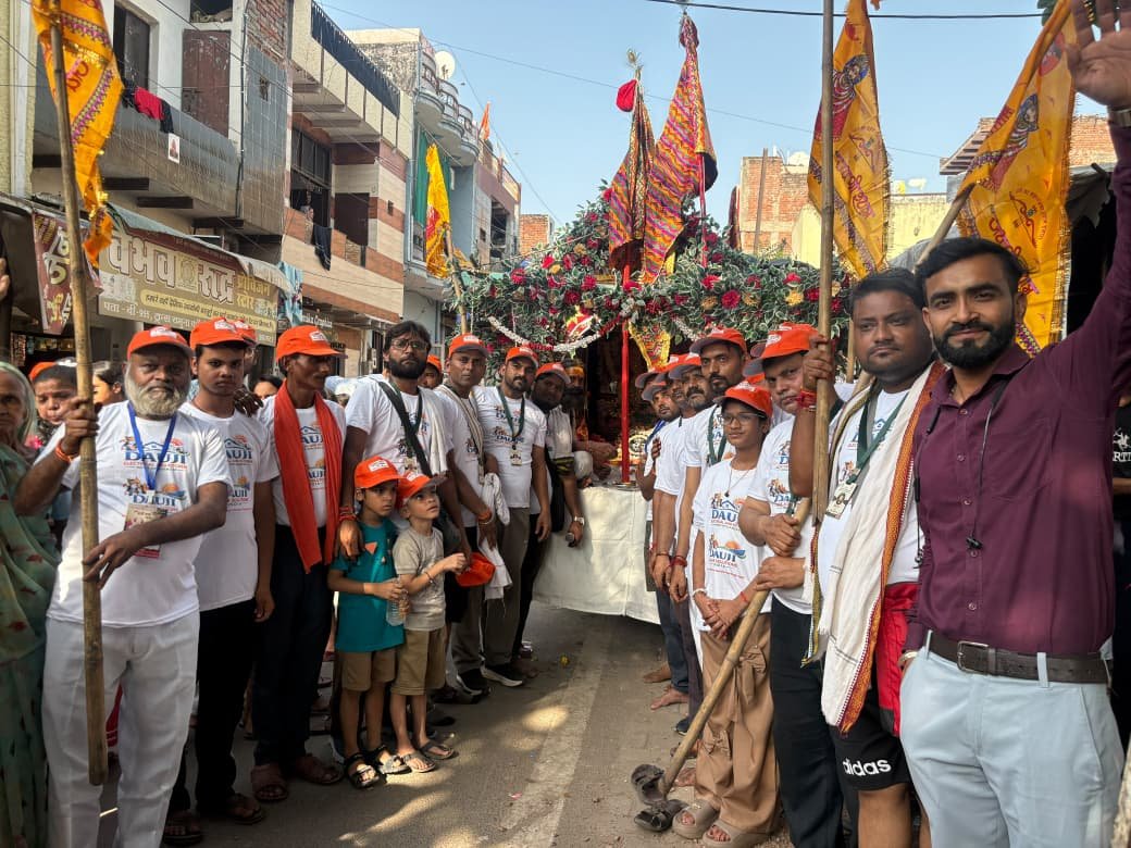 Devotees participating in Jai Shri Shyam Nishan Yatra from Trans Yamuna Colony Agra