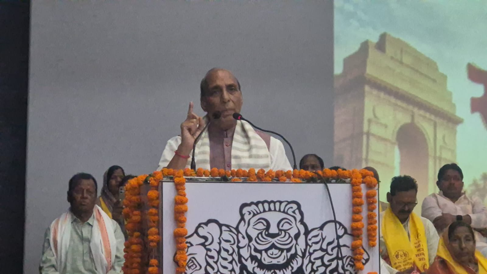 Rajnath Singh returns silver crown for a poor girl's silver anklets at Khatik Samaj conference in Agra