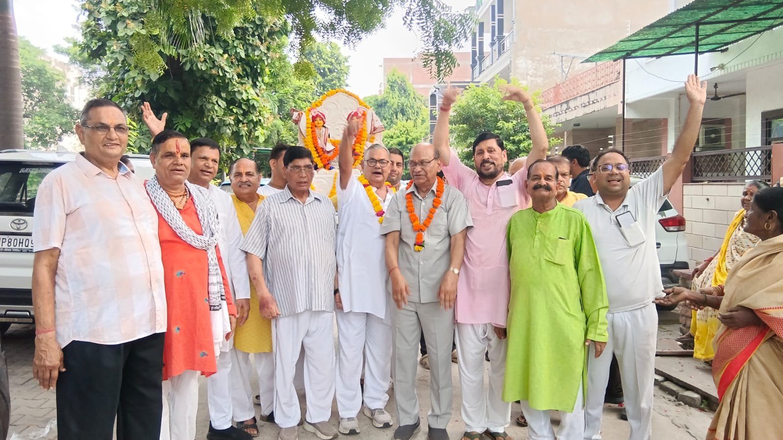 Devotees participating in Hari Satsang Prabhat Pheri Sankirtan Yatra in Agra