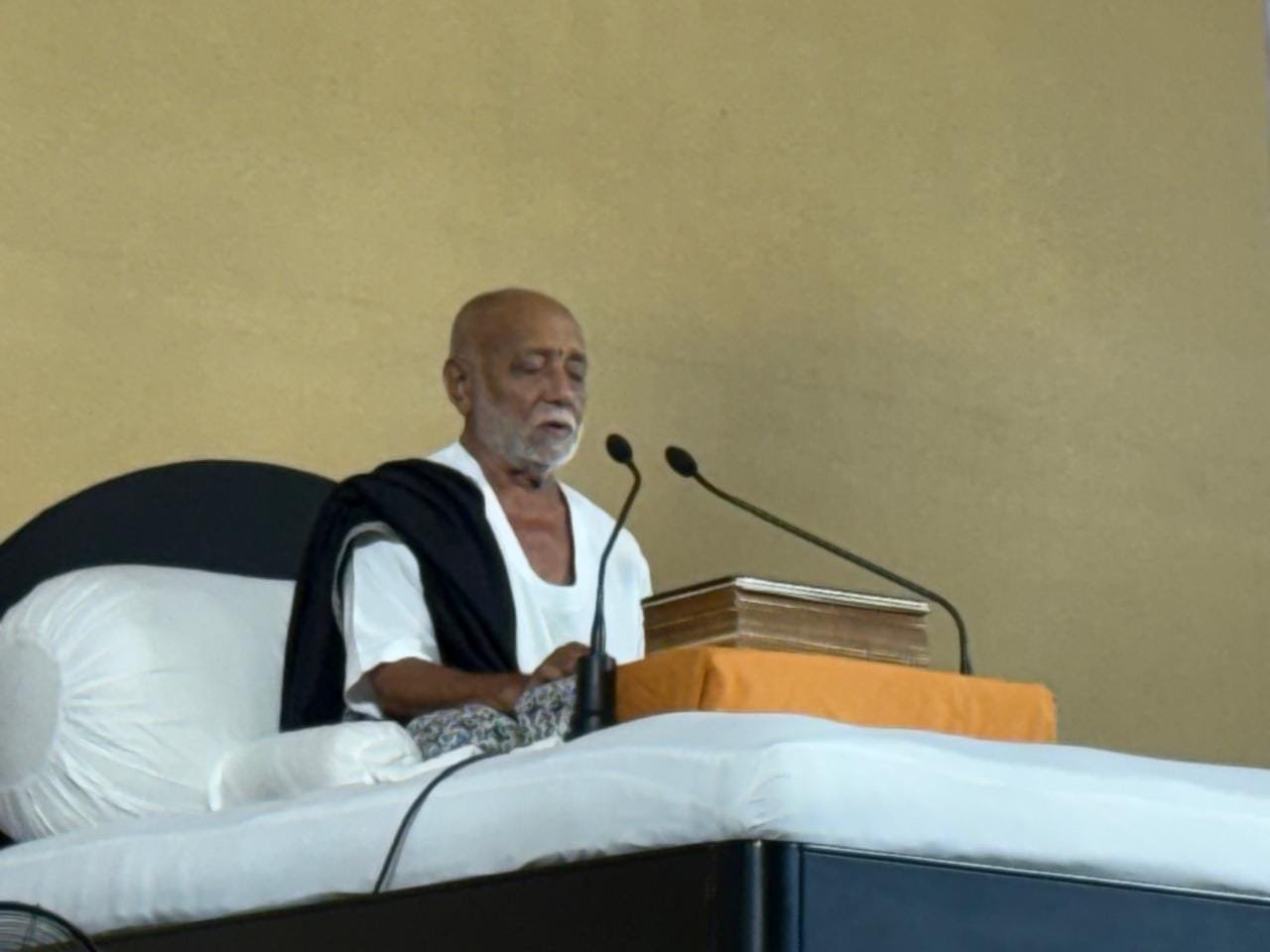 Morari Bapu delivering Ram Katha to devotees in Agra