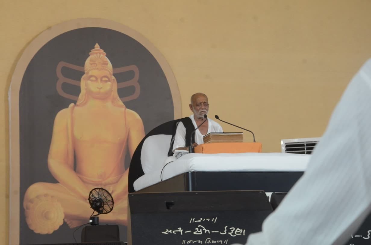 Morari Bapu addressing devotees during Shri Ram Katha in Agra