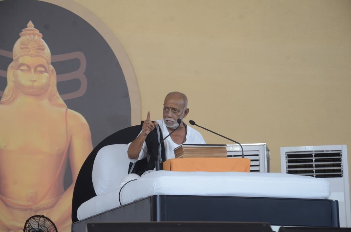 Morari Bapu addressing devotees during Ram Katha in Agra