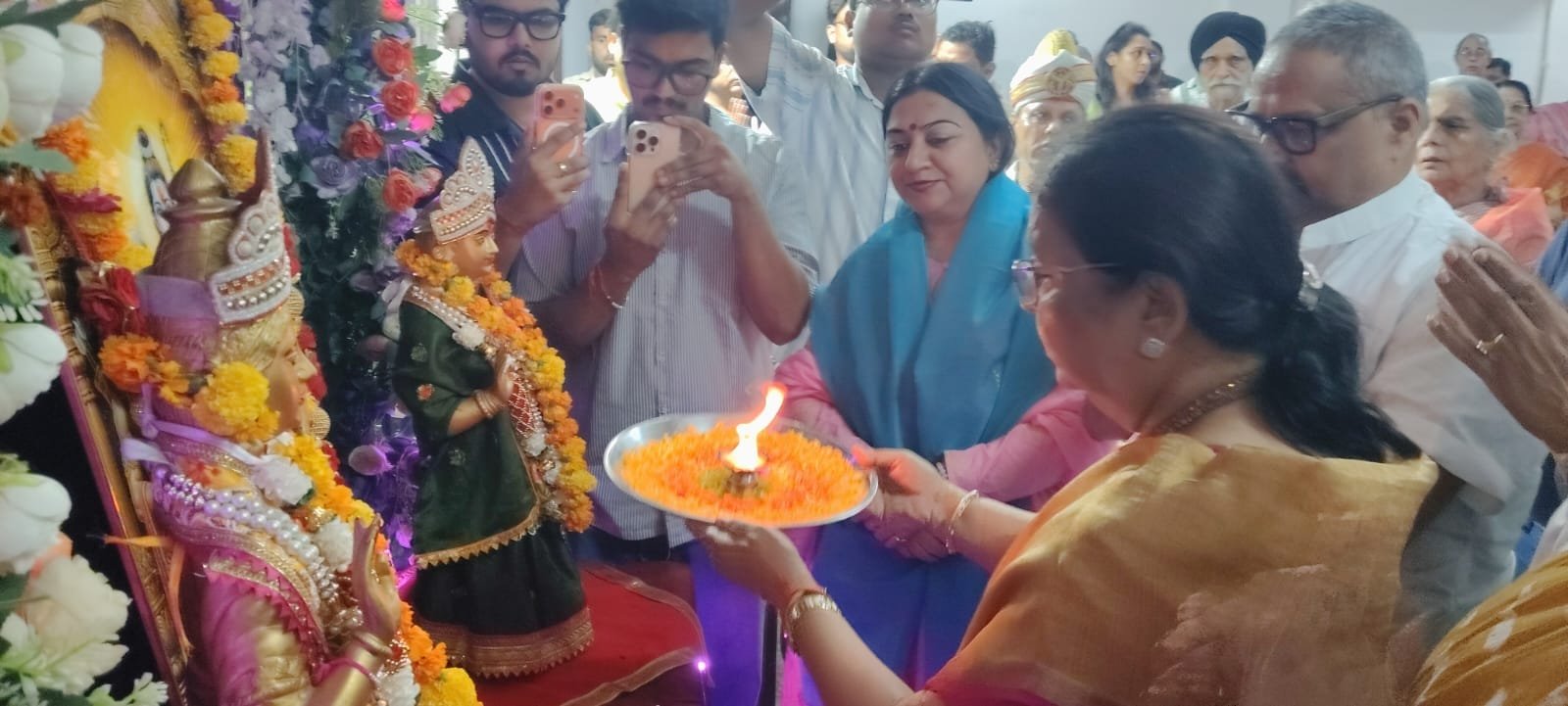 Baby Rani Maurya Vijay Shivhare and Puran Dawar participating in Maha Aarti