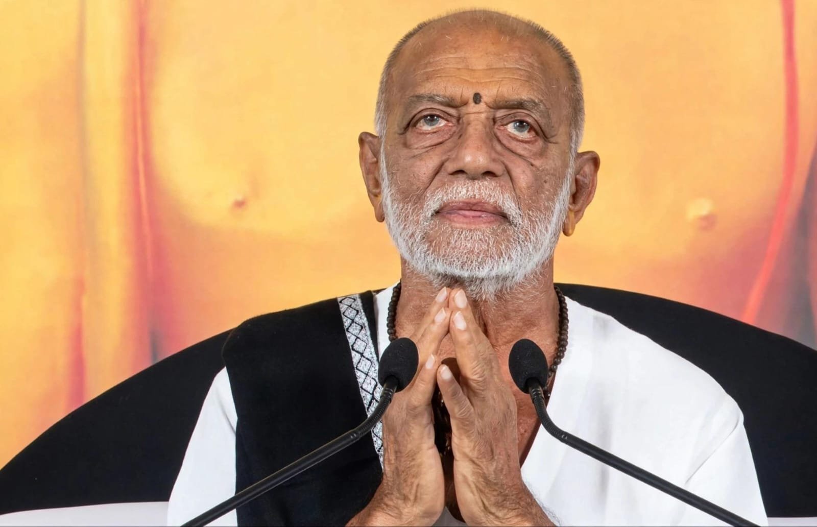 Morari Bapu addressing devotees during Ram Katha on Radhashtami