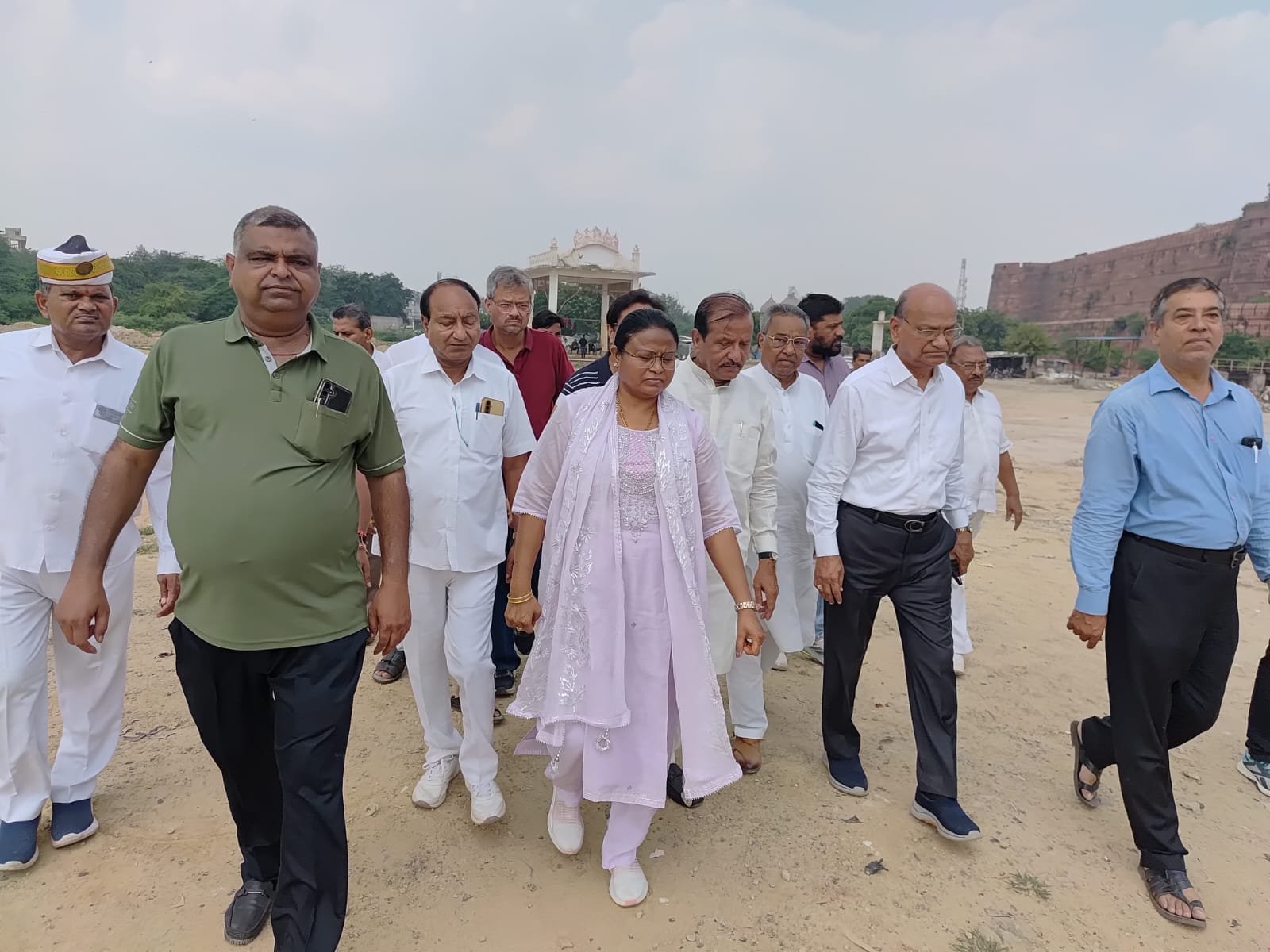Mayor Hemlata Diwakar inspects Ramlila Maidan preparations with Ramlila Committee members
