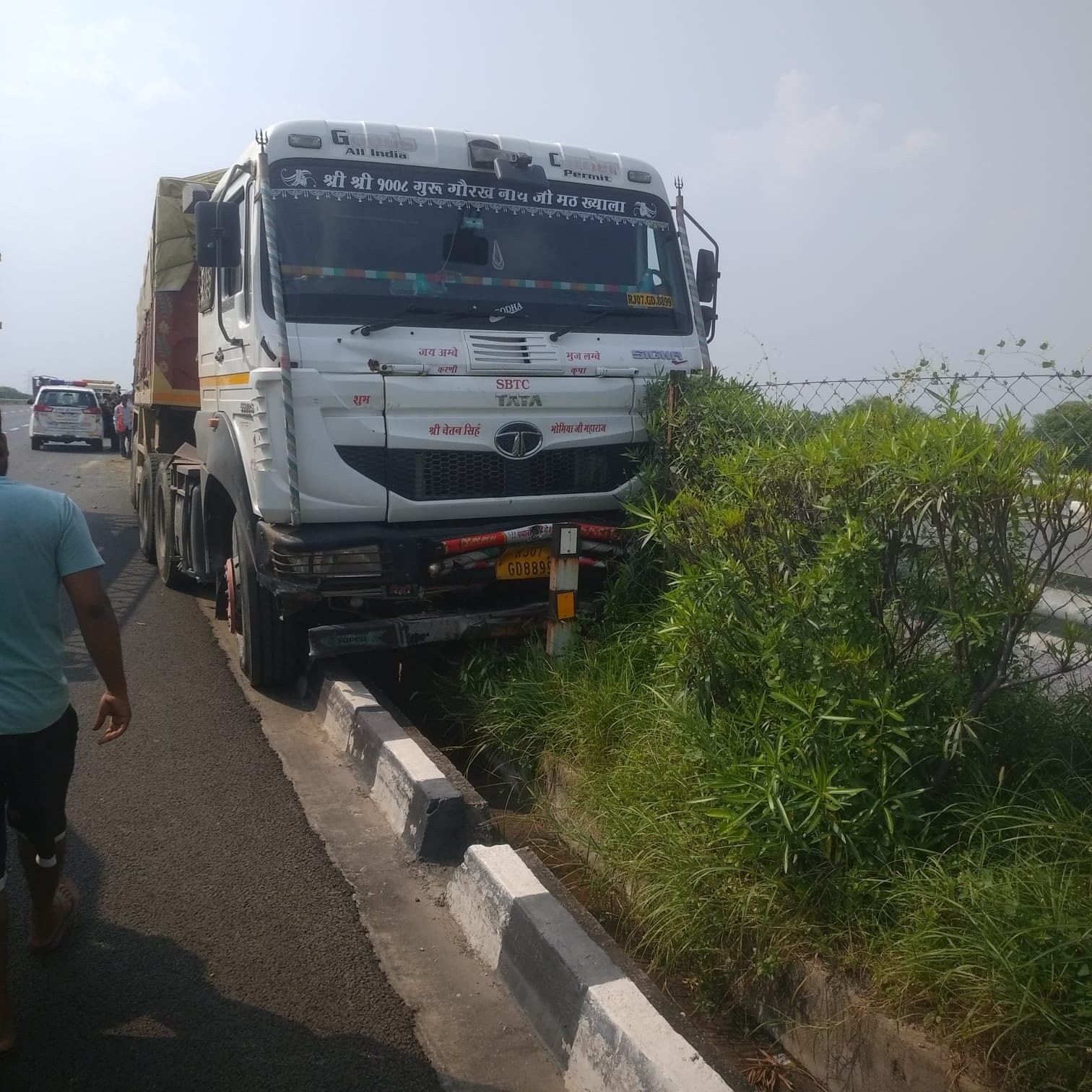 Tile-loaded trailer climbs the divider on Agra Lucknow Expressway after driver falls asleep