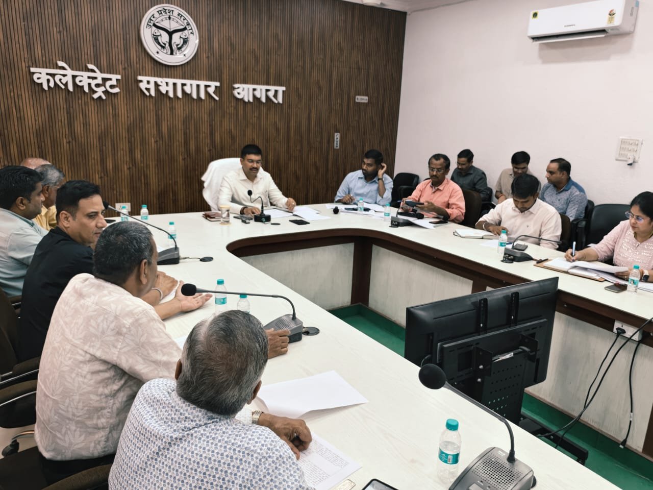 DM Manish Bansal during Commerce Bandhu Committee meeting in Agra