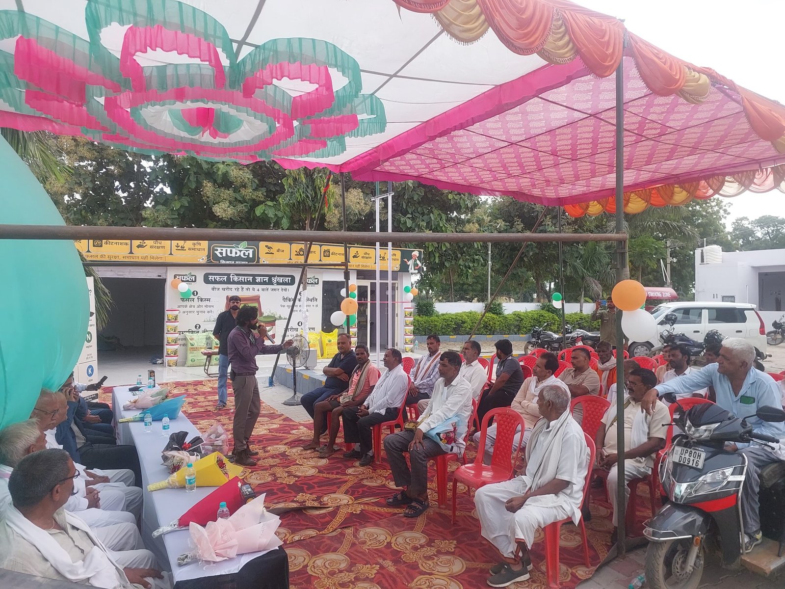 HPCL officials and farmers at the launch of Safal Kisan Bazaar at Shiv Shakti Petrol Pump in Bhalokhra
