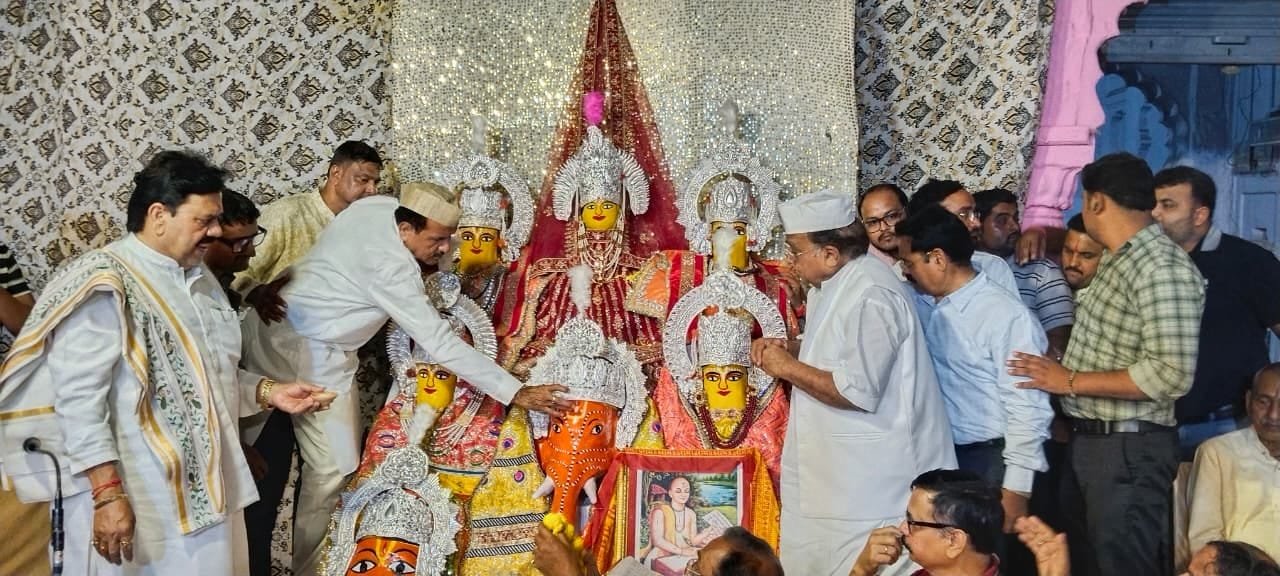 Agra Janakpuri Mahotsav 2026 officials performing Mukut Pujan