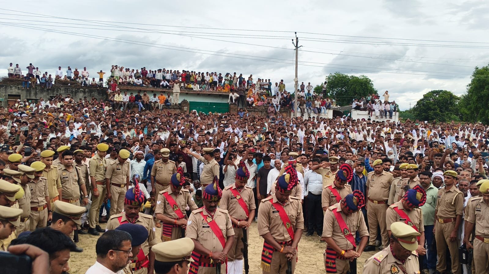 Thousands of people gather during MLA Chhotelal Verma's last journey in Fatehabad