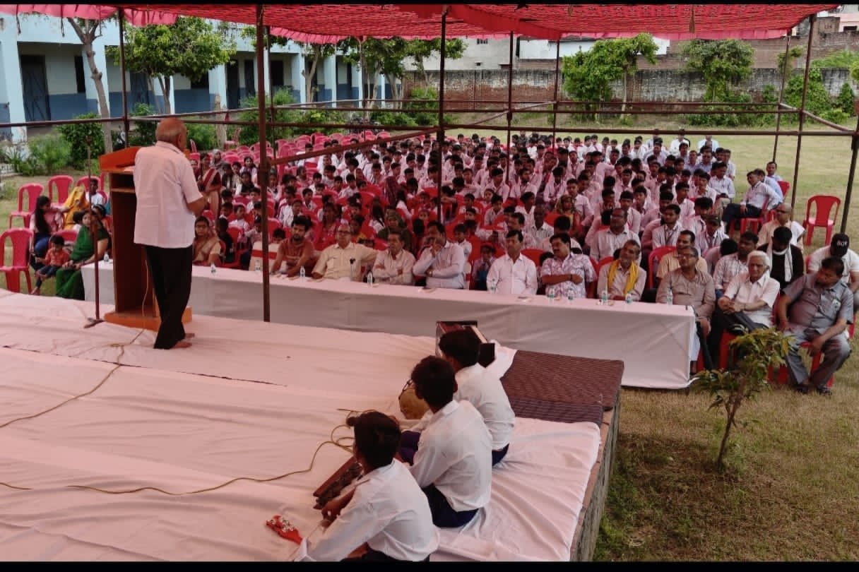 Students and teachers singing Vande Mataram together during 150 years celebration