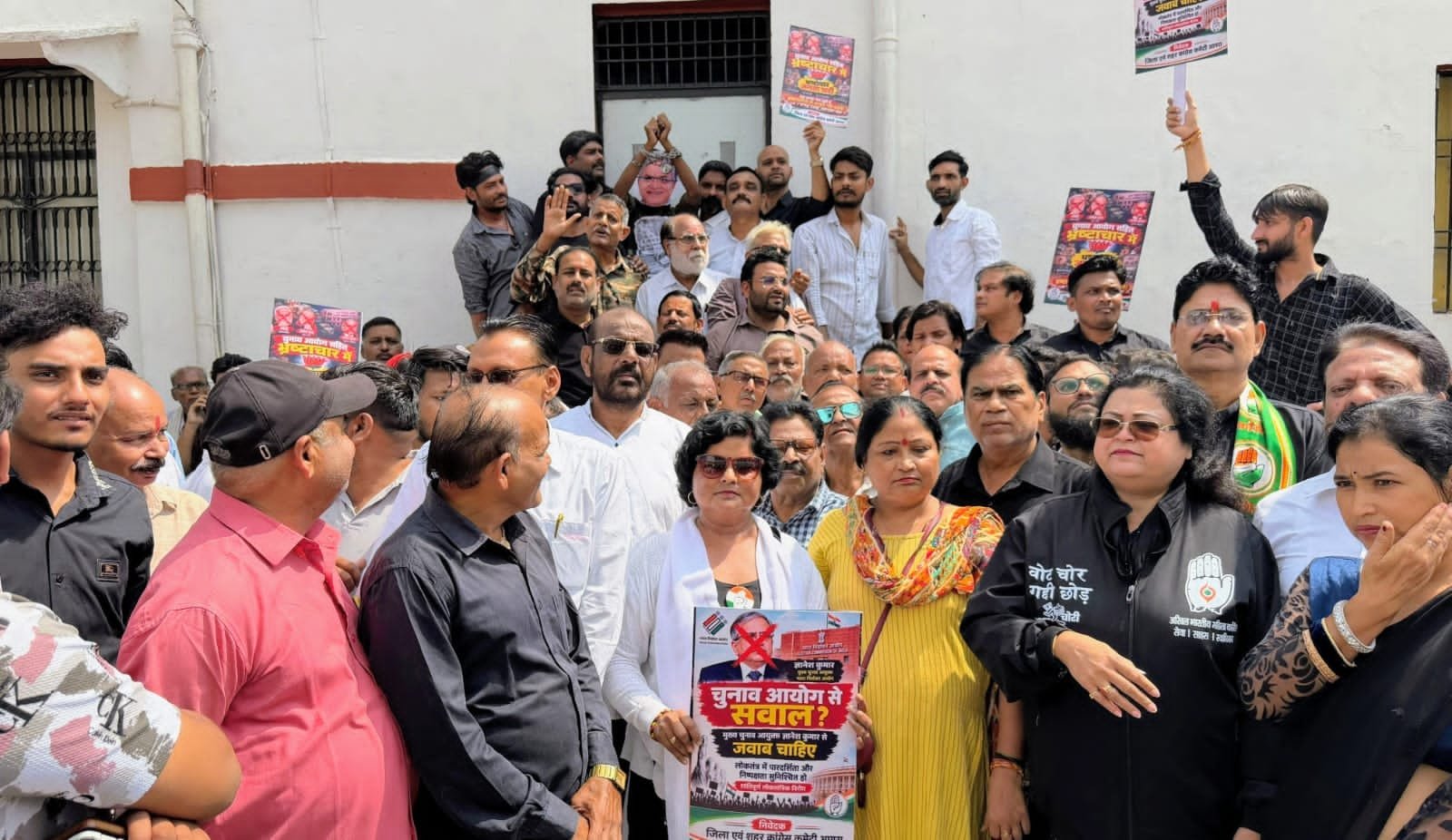 Congress workers protesting against Chief Election Commissioner Gyanesh Kumar in Agra