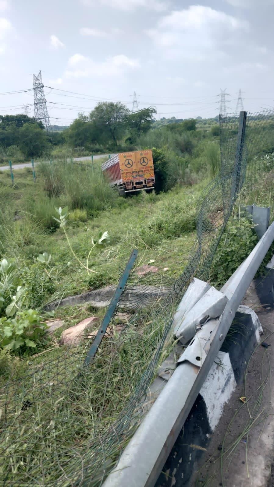 Canter falls into a ditch after tyre burst on Agra Lucknow Expressway in Fatehabad