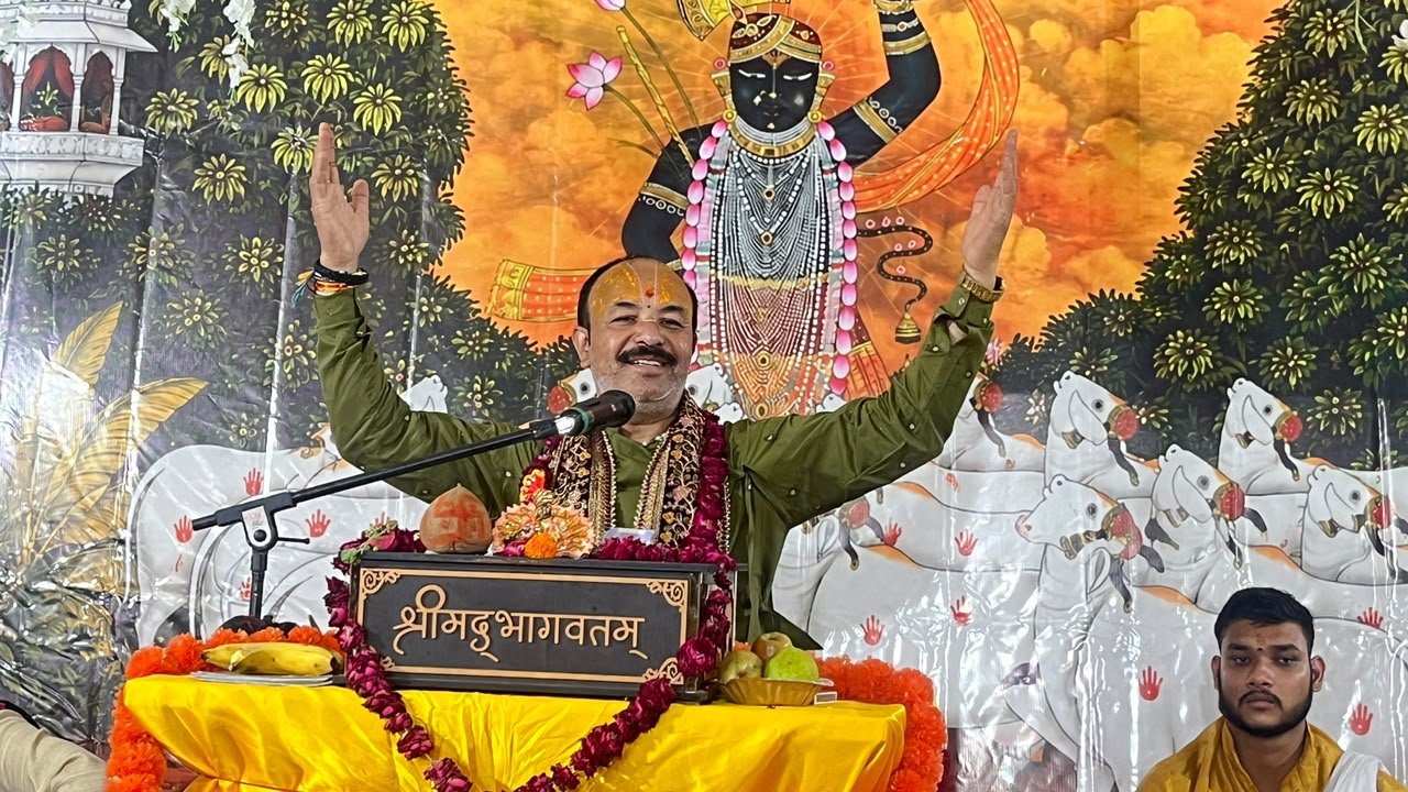 Devotees listening to Shrimad Bhagwat Katha at Shri Nathji Temple in Agra