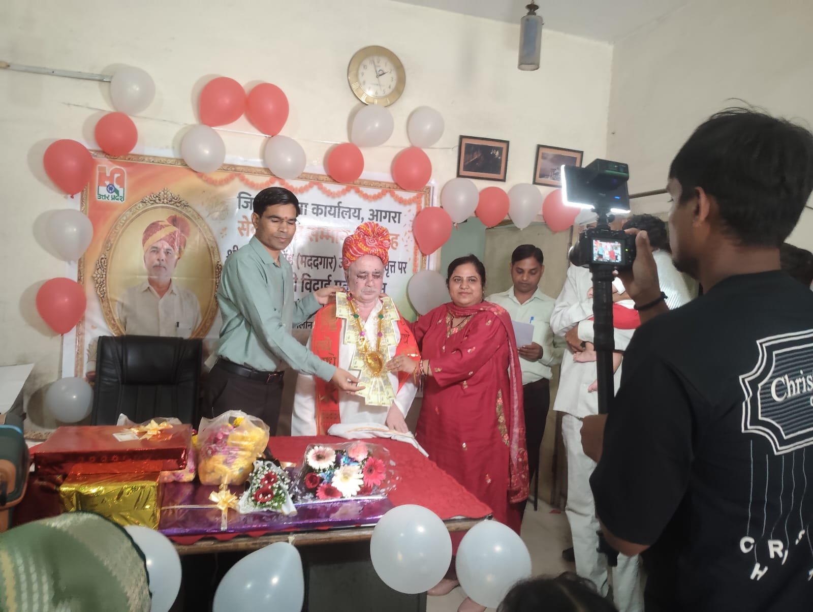 Komal Singh receives a farewell honor after retirement at the District Information Office in Agra