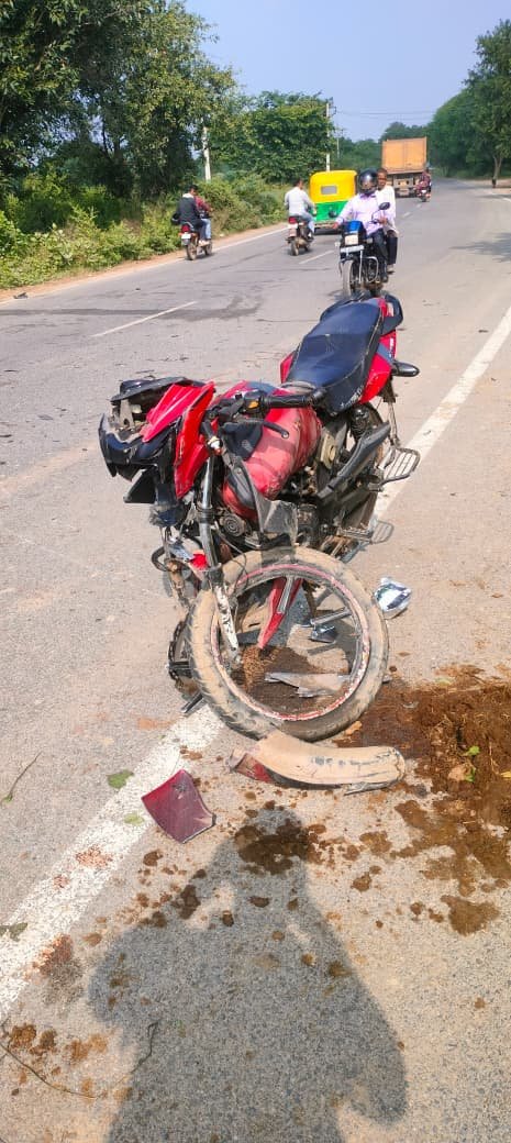 Car and bike collide head-on near Nayapura Khander on Bah Fatehabad Road