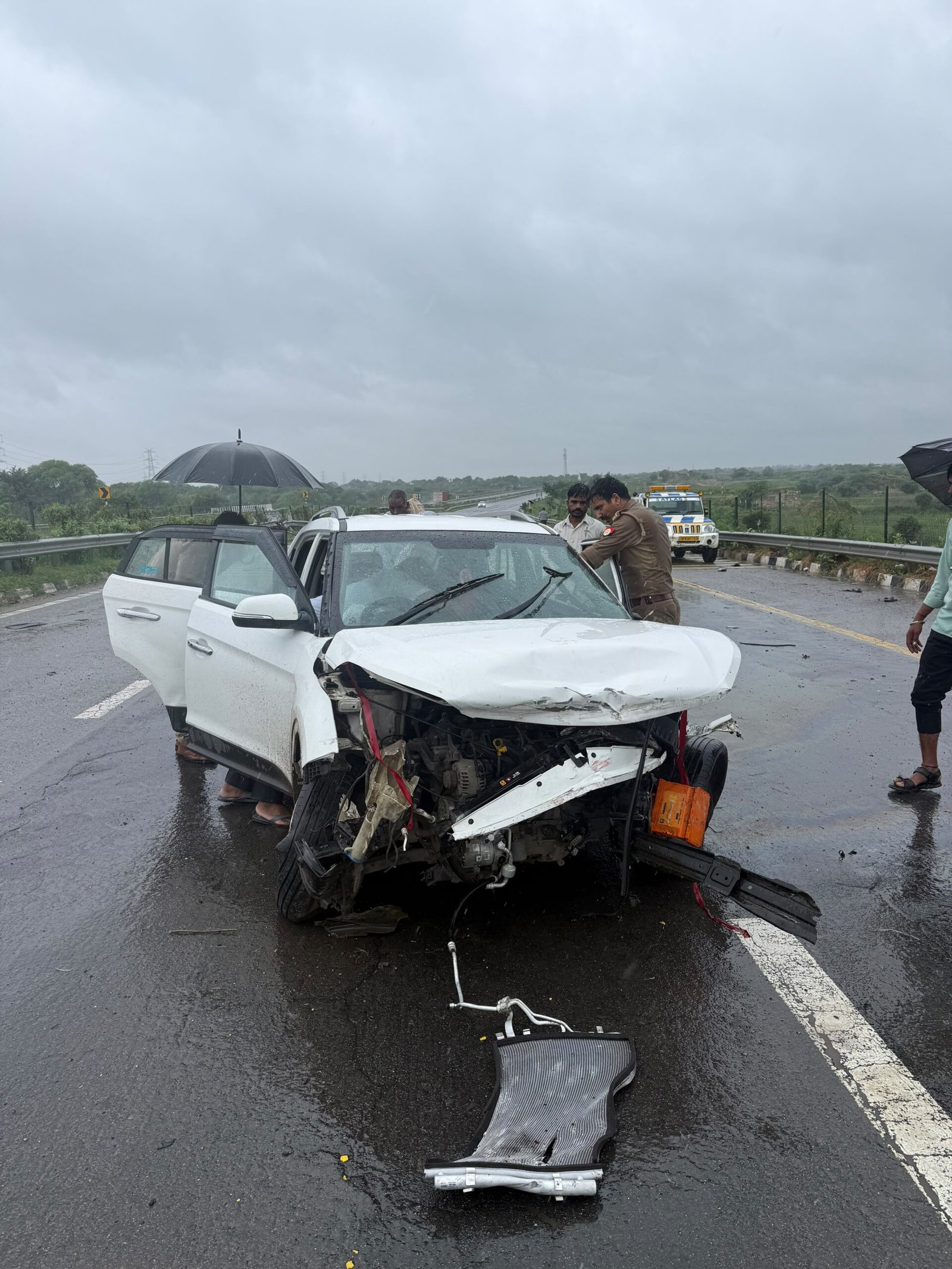 High speed Creta car accident on Agra Lucknow Expressway in Fatehabad