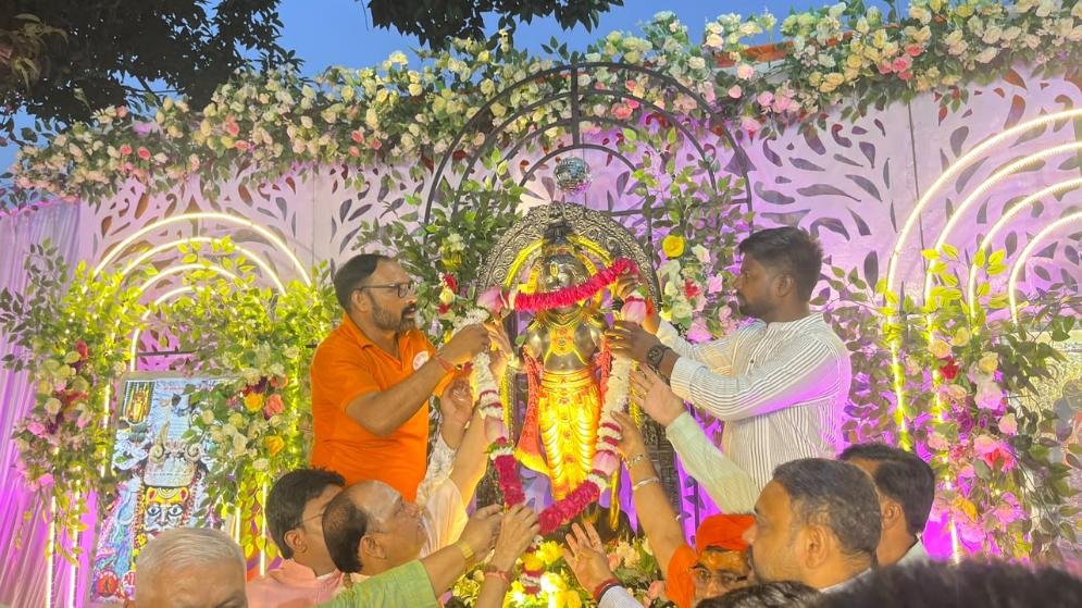 Shri Ram Barat being welcomed by Shri Ram Yuva Manch on City Station Road in Agra