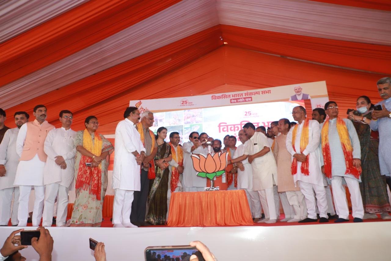 Seva Jyoti Yatra and Viksit Bharat Sankalp Sabha organized at Targhar Maidan in Agra
