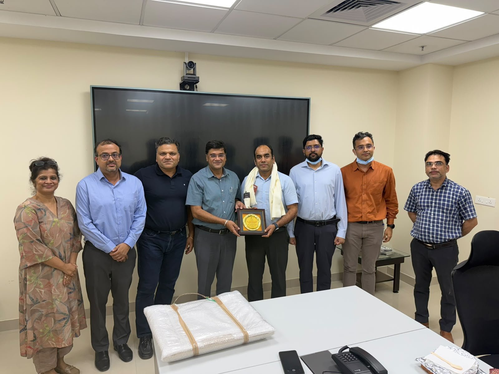 SN Medical College Dean and Principal Dr. Prashant Gupta congratulates the medical team behind the second successful kidney transplant in Agra, Uttar Pradesh.